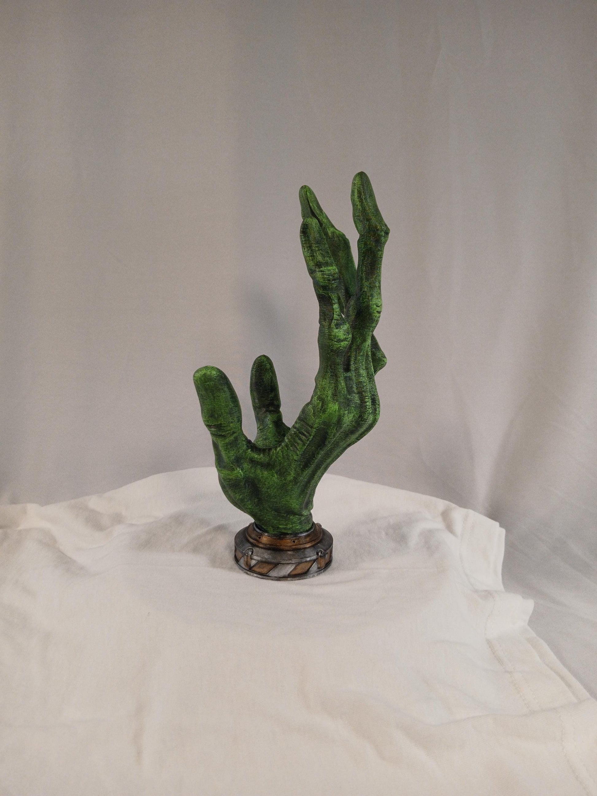 Alien Hand Controller Holder: 3D Printed Sci-Fi Gaming Stand