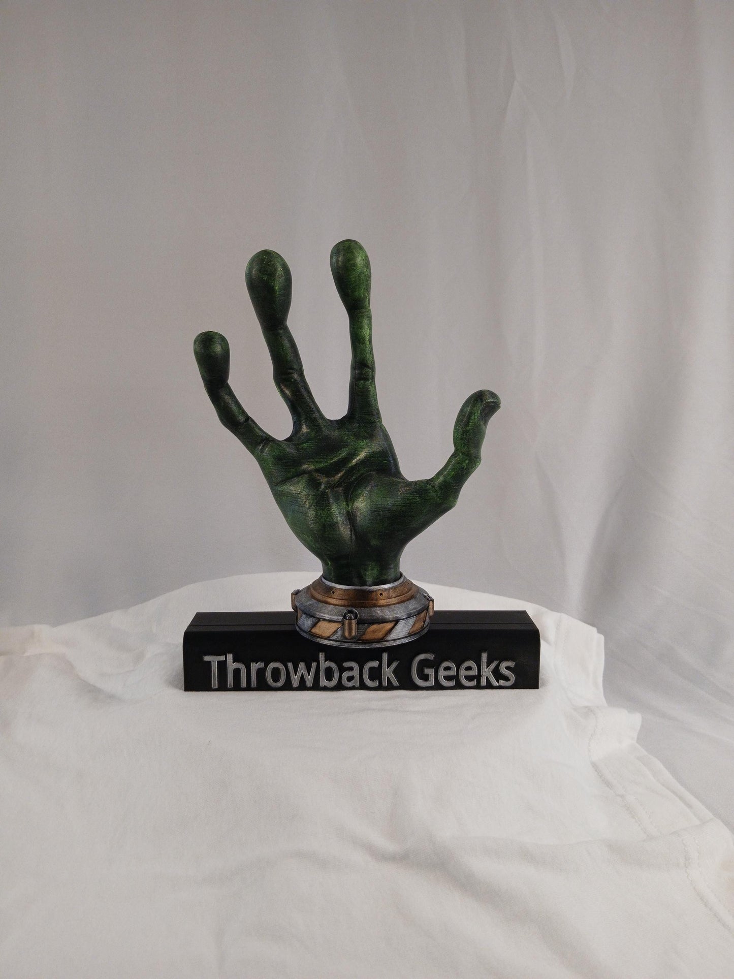 Futuristic Alien Hand Controller Holder for Gamers: 3D Printed Stand