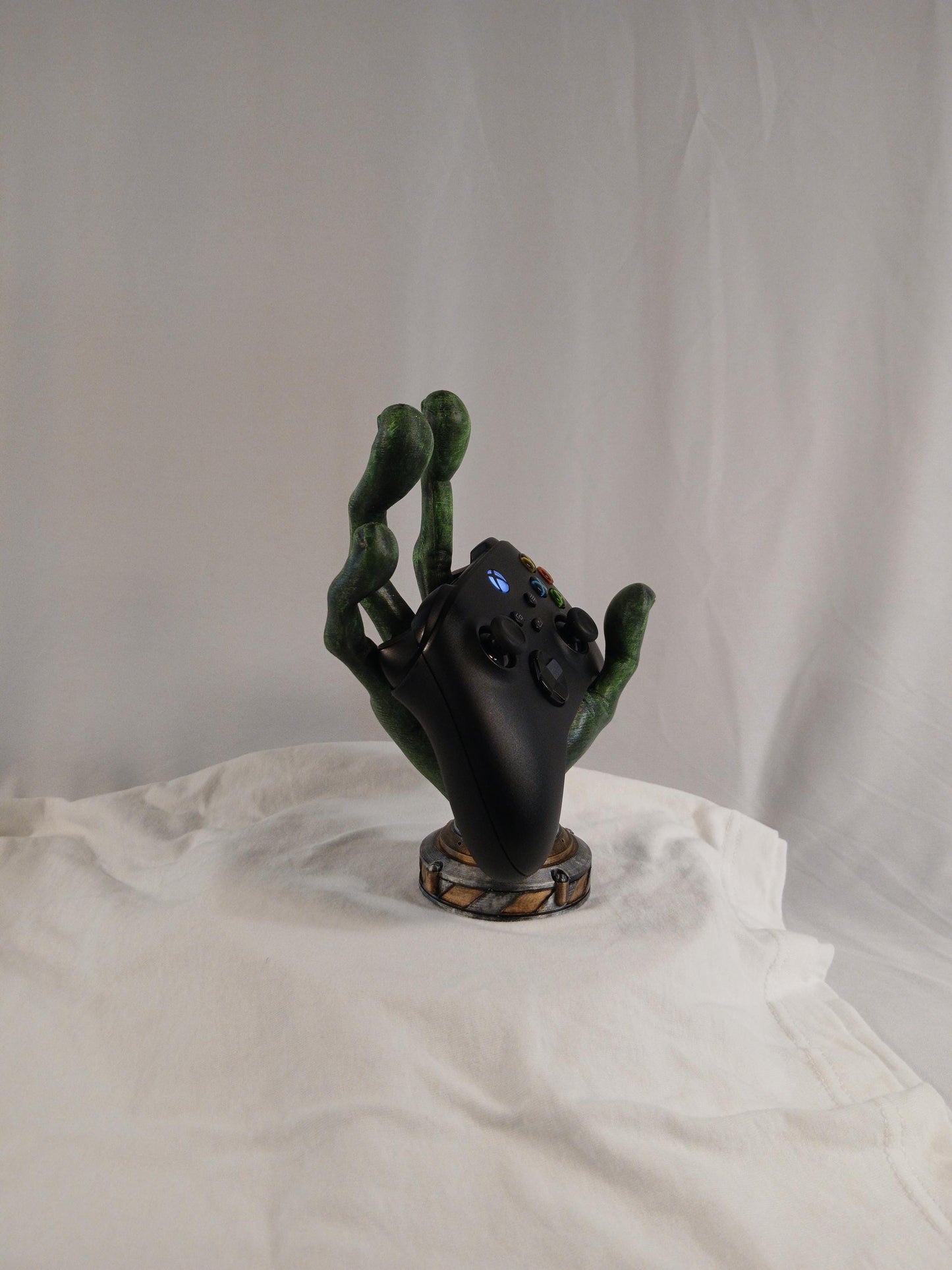 Futuristic Alien Hand Controller Holder for Gamers: 3D Printed Stand