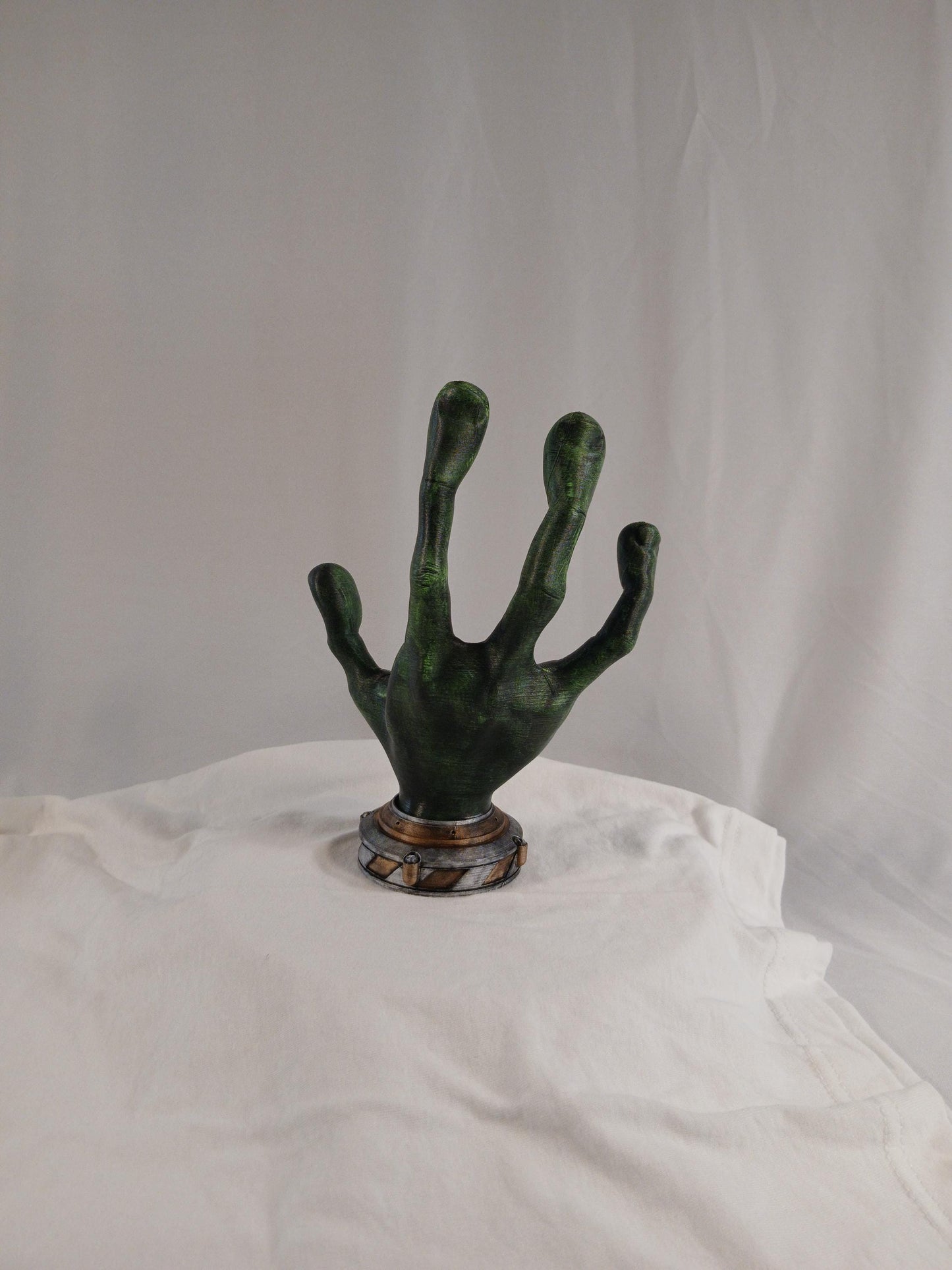 Futuristic Alien Hand Controller Holder for Gamers: 3D Printed Stand