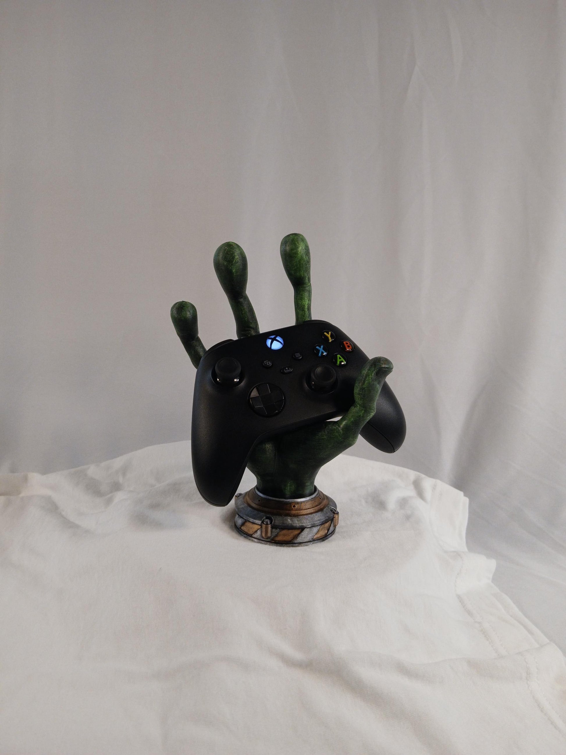 Futuristic Alien Hand Controller Holder for Gamers: 3D Printed Stand