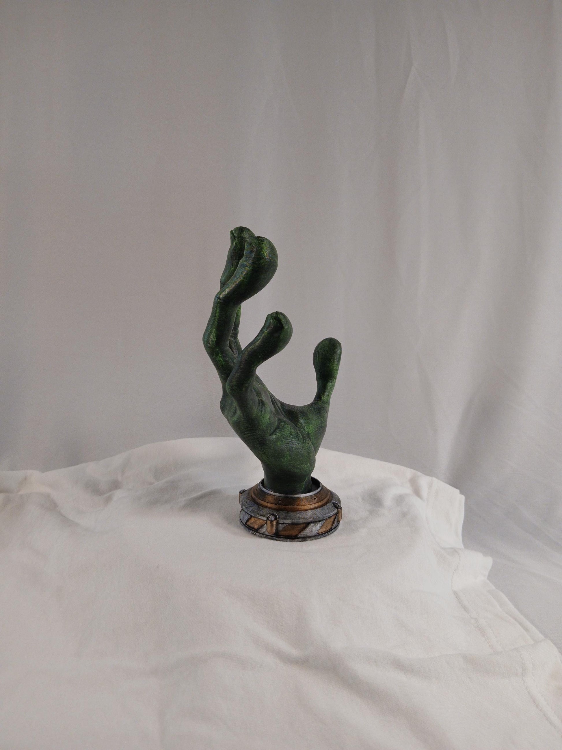 Futuristic Alien Hand Controller Holder for Gamers: 3D Printed Stand