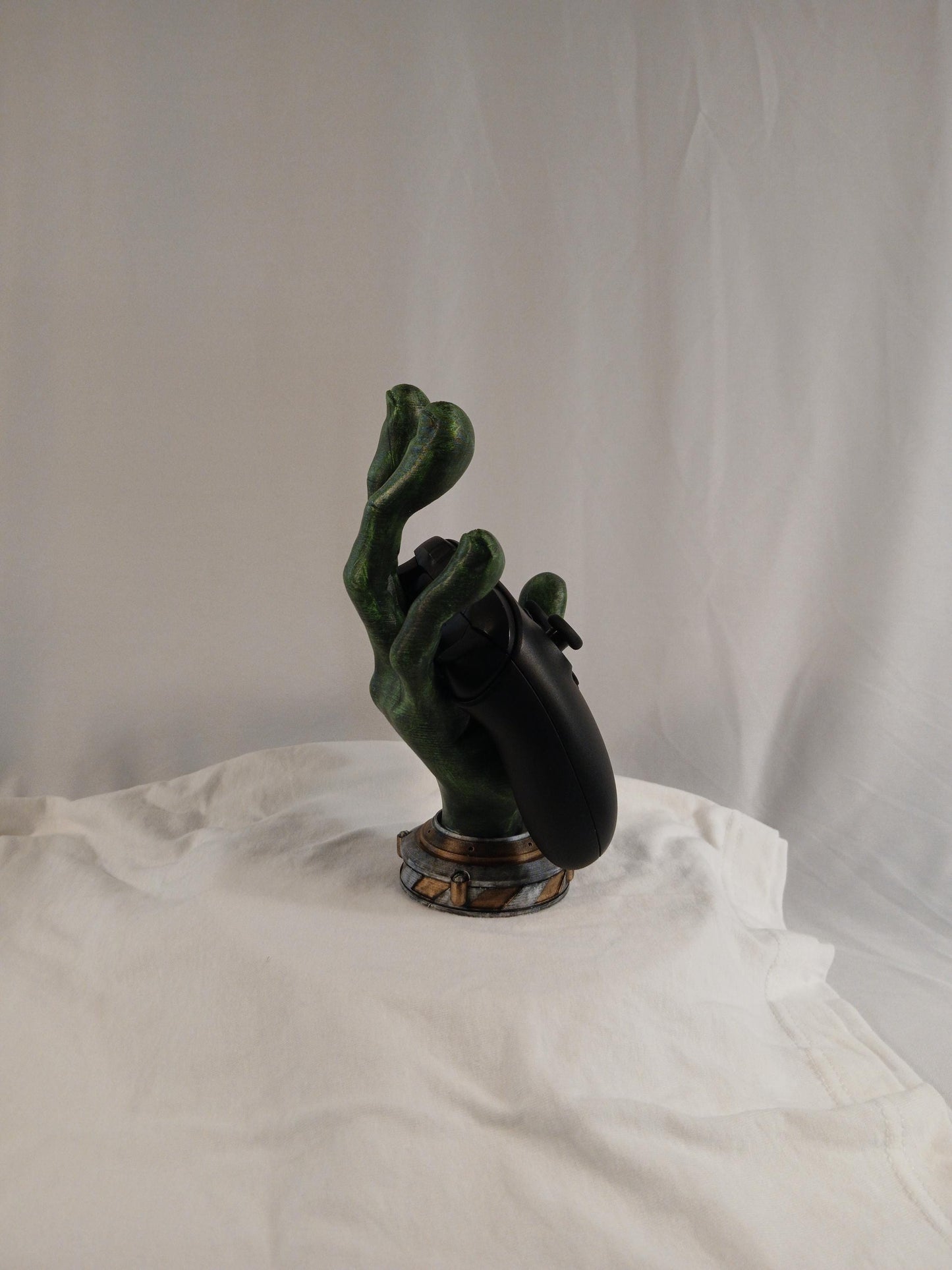 Futuristic Alien Hand Controller Holder for Gamers: 3D Printed Stand