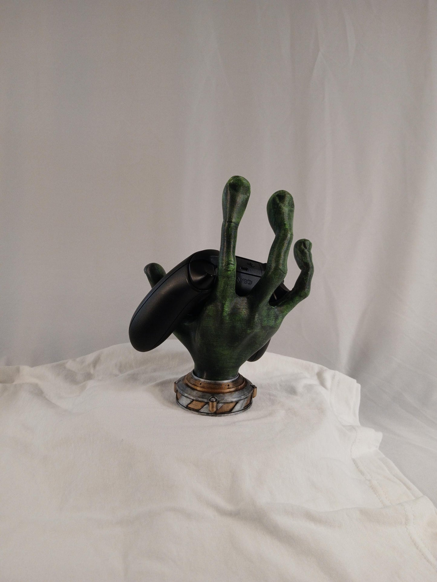 Futuristic Alien Hand Controller Holder for Gamers: 3D Printed Stand