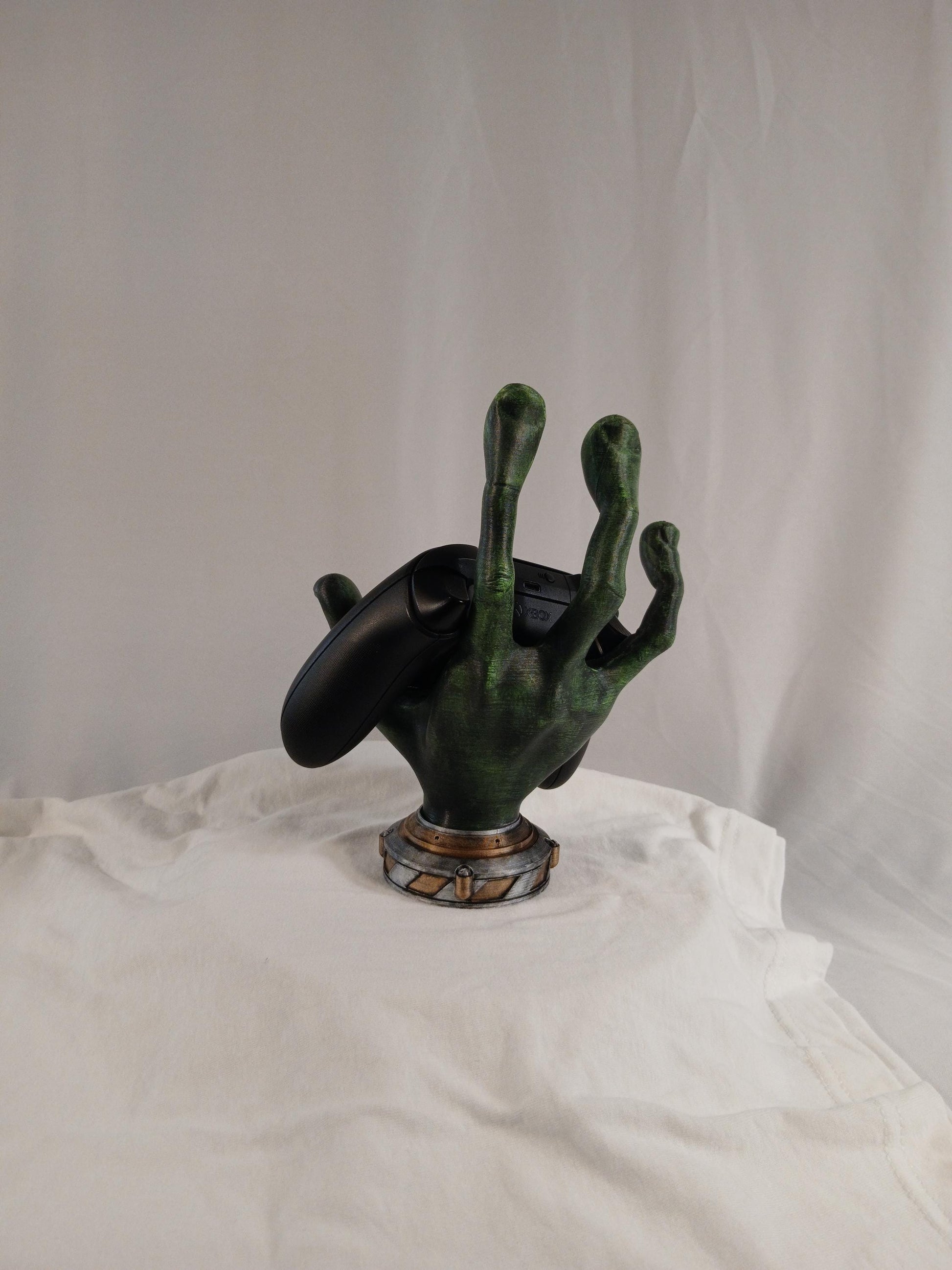 Futuristic Alien Hand Controller Holder for Gamers: 3D Printed Stand